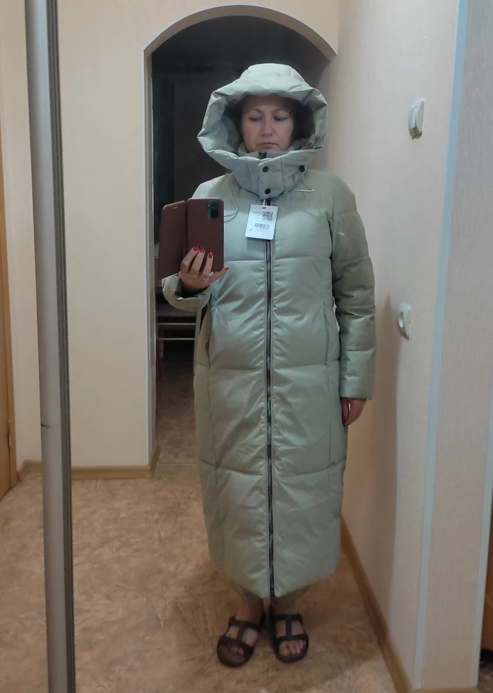 Пуховик очень понравился. Ткань приятная,не плащевка, набит плотненько, цвет приятный. На свой размер 44-46, в М (44) свободно поместилась. На рост 160 длинноват, но снизу молнию можно расстегнуть и ходить удобно. Капюшен не очень, слишком большой и глубокий. В целом пуховик очень хороший.