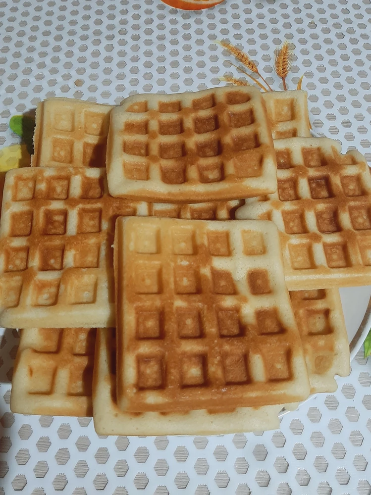 Вафельница просто бомбяо , спасибо огромное. Включила, нагрела, ни какого запаха пластмассы не было. Вафли шикарные, 3 минуты и готово. Вафельница пришла хорошо упакованная, раньше заявленного срока. Спасибо большое продавцу !