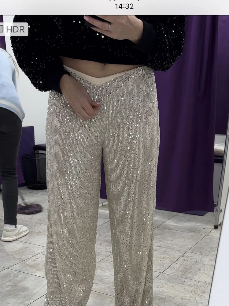 Хорошие брюки не сыпятся пайки не колются ! Но есть не большой минус в поясе от тяжести на поясе выворачивается подкладка, но для меня не критично ! Мерила кучу моделей эти самые лучшие