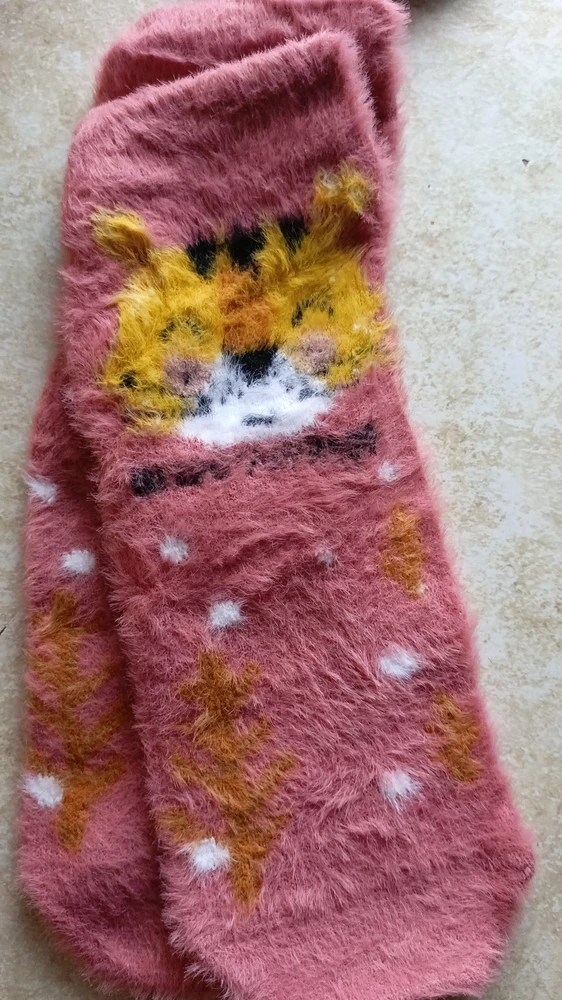 Прислали со всем не те носки, рисунок на них страшнейший.
К покупке не рекомендую, этот продавец обманывает.