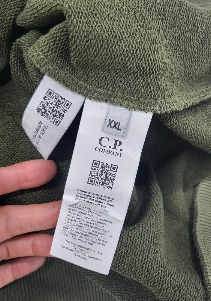 Второй раз заказываю S, но упорно присылают XXL. Как заказать S????
Сам свитшот нормальный, немного линза поцарапал, но выкупить не получается из-за неправильно присланного размера.