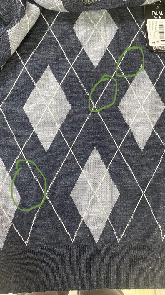 Развернула свитер и сразу бросились в глаза белые пятна спереди и точки сзади .Подумала,нитки,шерсть решила убрать в ручную.Не убираются(( такое ощущение ,что с основной нитью вату добавляют 😖Оставила конечно для повседневной носки-норм…