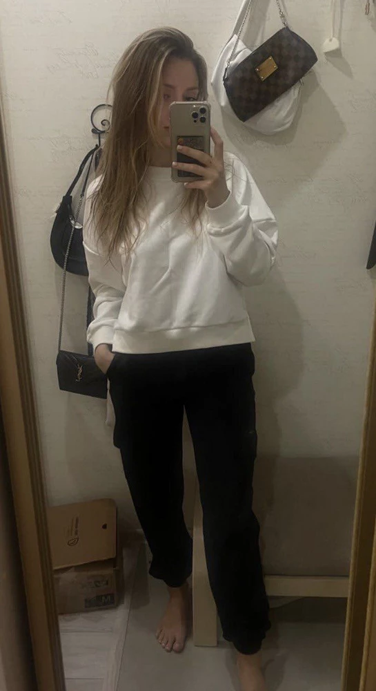 Этот свитшот настоящая находка для меня! Материал приятный на ощупь) Подошел по размеру) Сшит аккуратно. Полное соответствие цены и качества. К покупке рекомендую!)))