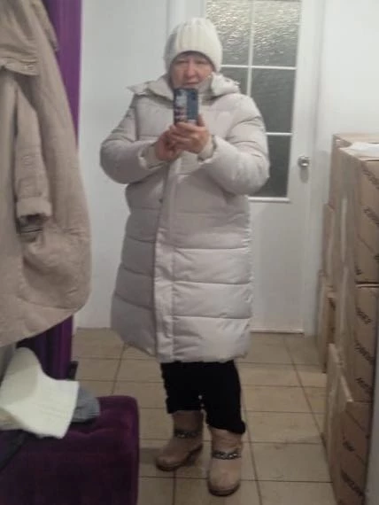 Белая курточка конечно поинтересней смотрелась и лучше на свекрови, но она решила взять серую (хотя на модели в карточке продавца она молочная)🥲🥲🥲
Но её выбор🤷🏼‍♀️
Обе теплые (республика Татарстан), у свекрови 56 размер, ей как раз было, не жмет🌷