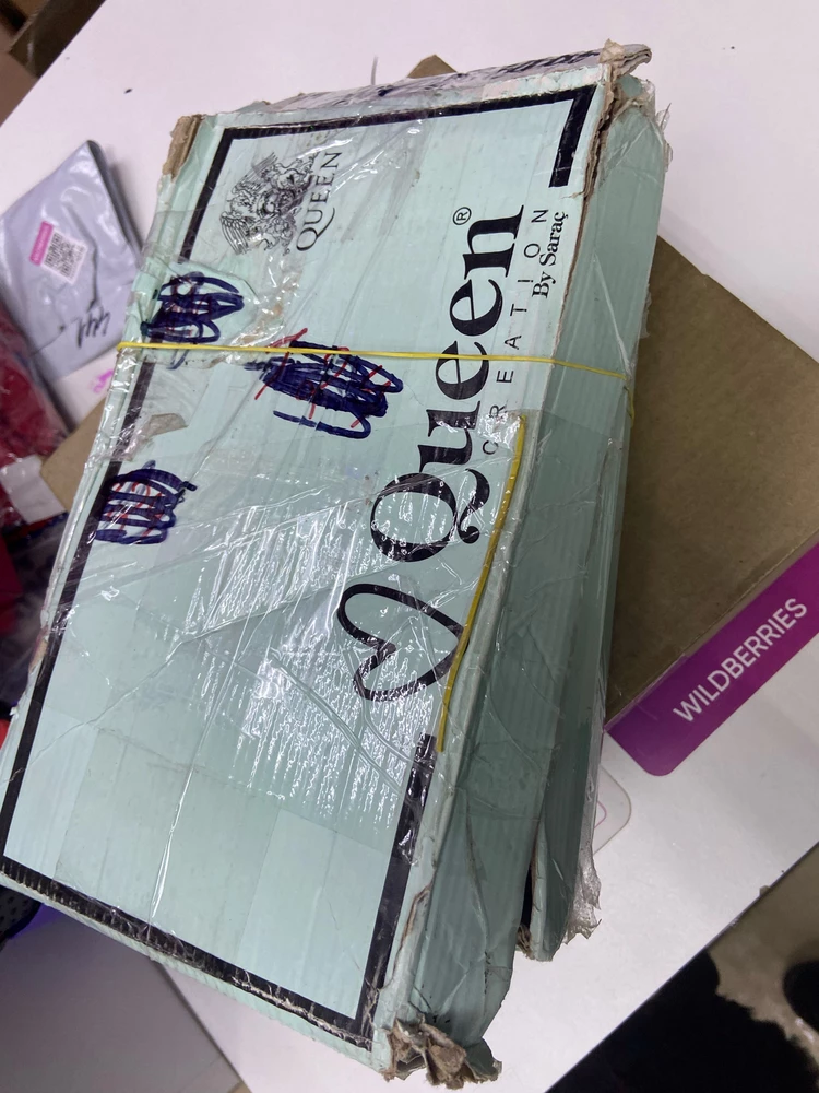Ну капец конечно в таких коробках отправлять🤡даже консультанты в пункте выдачи посмеялись 
Сами босоножки тоже одноразовые, виден клей, ну в принципе за такую цену этого и ожидали, одна звезда из-за такого отношения с коробками)