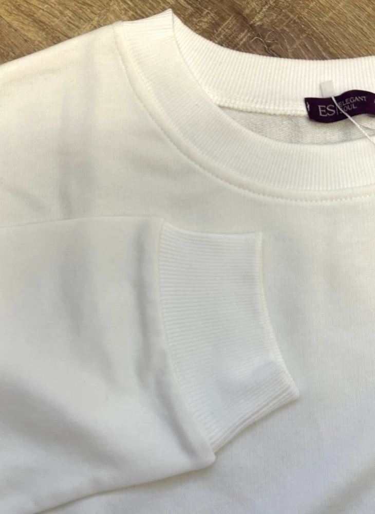 Прикольный укороченный свитшот. Понравилось как удлиняет ноги.  С карго этого же магазина  смотрится как комплект. Хороший пошив.  На параметры 104-80-104  размер 50-52👍