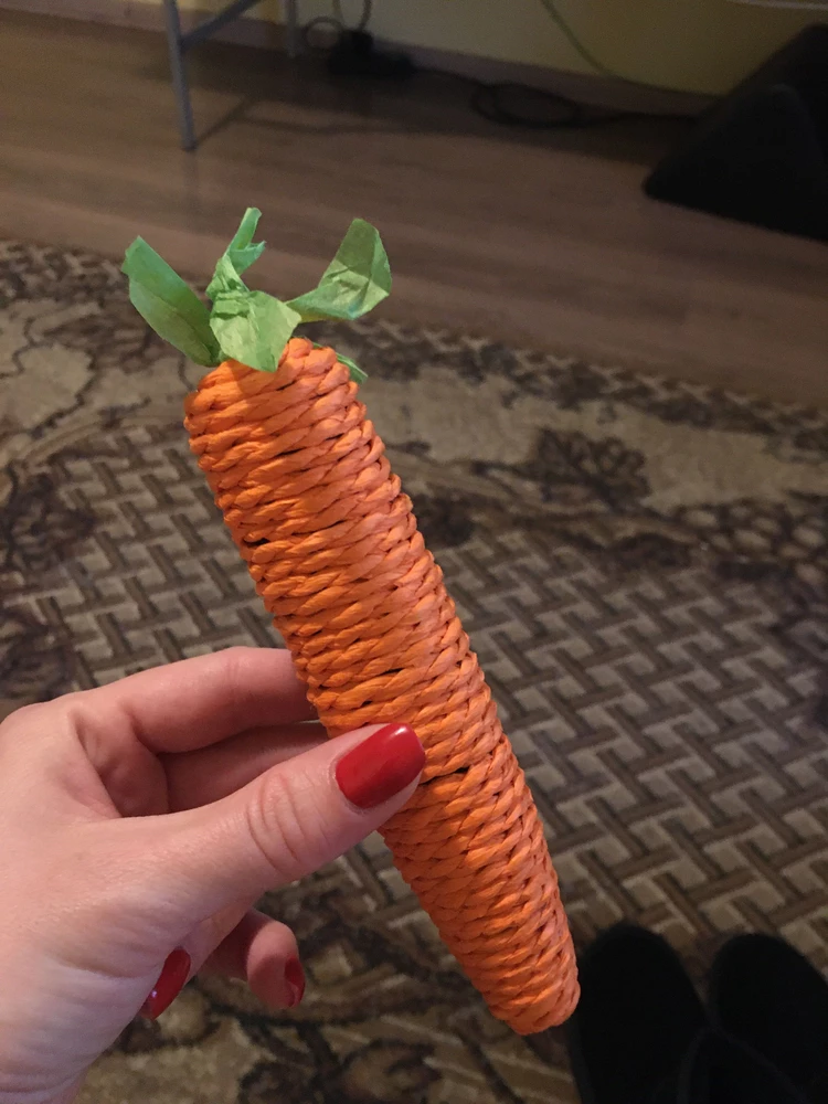 Морковь супер) 🥕 моя кошка не поняла как с ней играть, она ее катает)))