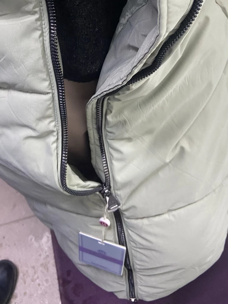 Пуховик шикарный, плотный, тёплый. Но один минус, замок дошёл до середины и застревает в подкладе, пробовали несколько раз застёгиваться, тоже самое, не идёт и все... перезаказала ещё раз, надеюсь не этот обратно пришлют. А так пуховик рекомендую, дочери понравилась моделька