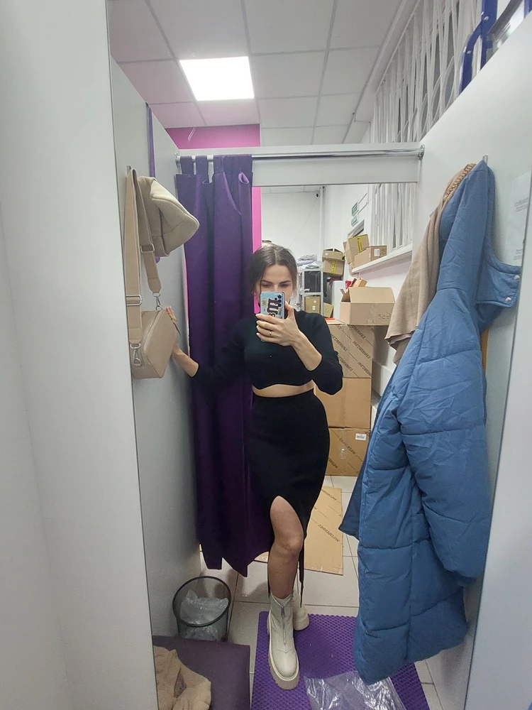 На рост 150 смотрится не так,  как на фото , но тоже прикольно :)
Оооочень достойная ткань, стоит своих денег. Плотная , тяжеленькая. 
Белый костюм немного просвечивает,  а чёрный- зачёт! 
Спасибо продавцу.  Рекомендую к покупке.