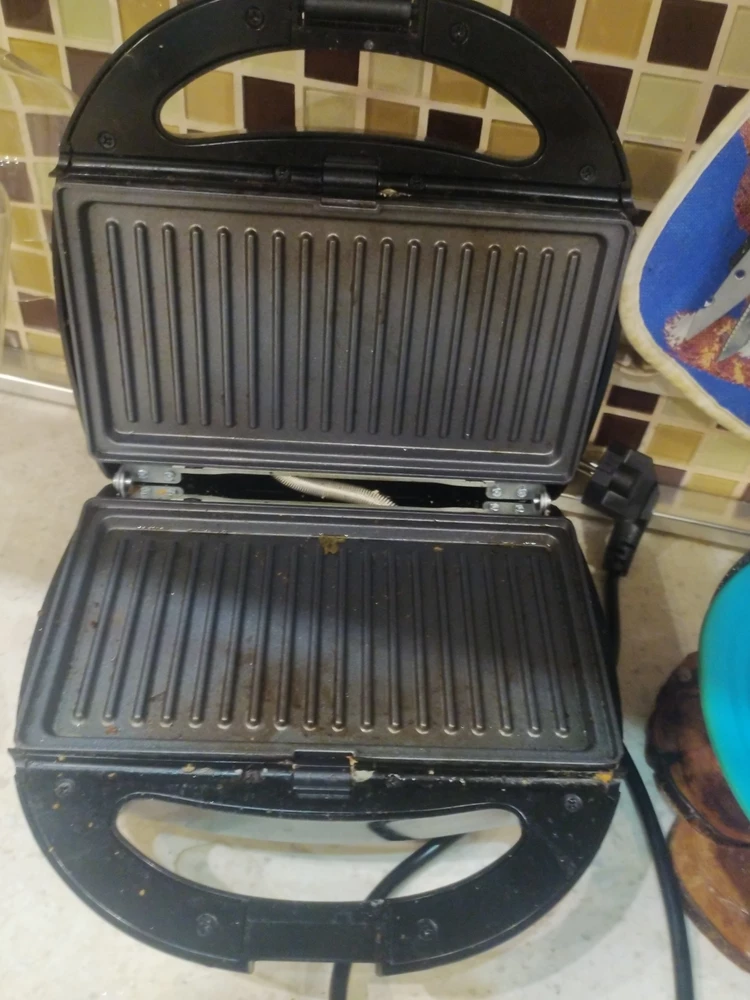 Хорошая вещь.пользуемся всей семьёй.Все насадки ещё не попробовали,Орешки чуть меньше чем привычные.Мясо жарить на гриле, не очень Горячие бутерброды получаются очень быстро и вкусно! Если придираться конечно,то например тостовый хлеб приходиться подрезать чуть чуть,и наче не лезет.Но ч общем и целом все хорошо