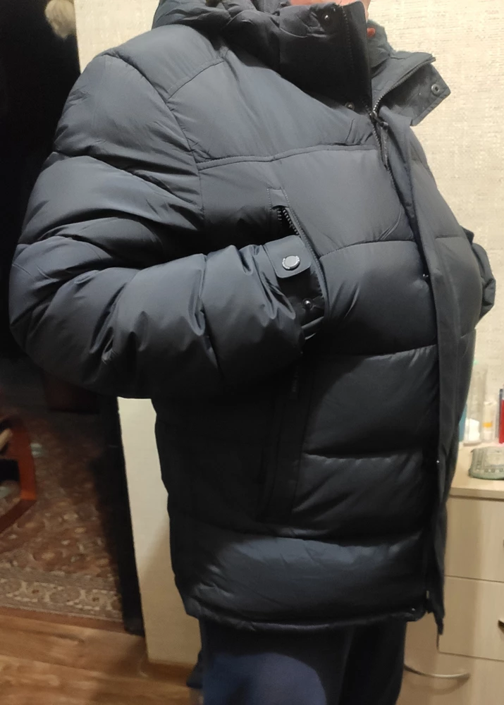 Отличная куртка для промежутка между осенней курткой и зимнем пуховиком, для погоды от +5 до -18. Не короткая и не длинная