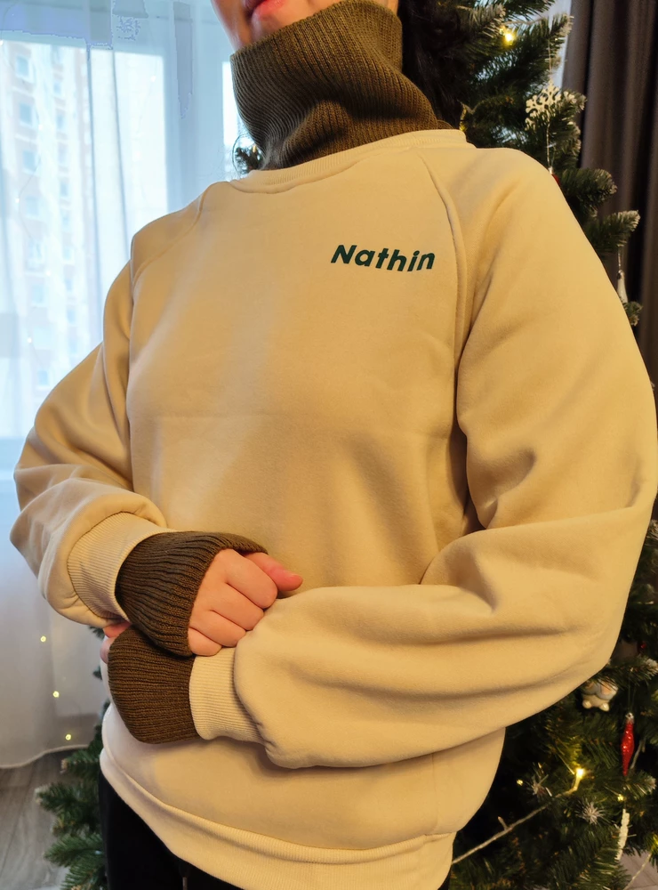 Сделал девушке подарок. Сидит отлично, необычный дизайн, девукша довольна таким подарком.