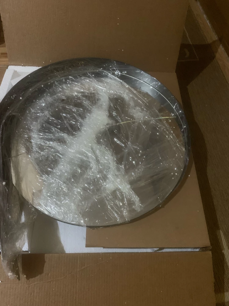 Зеркало очень стильное. Но пришло нам с браком. Очень жаль. Обнаружили дома. Решили не открывать его в пункте выдачи коробка была хорошо упакована и целая. И какое было наше огорчение когда мы его вскрыли и трещина на все зеркало. Подала заявку на возврат будем надеется что одобрят.