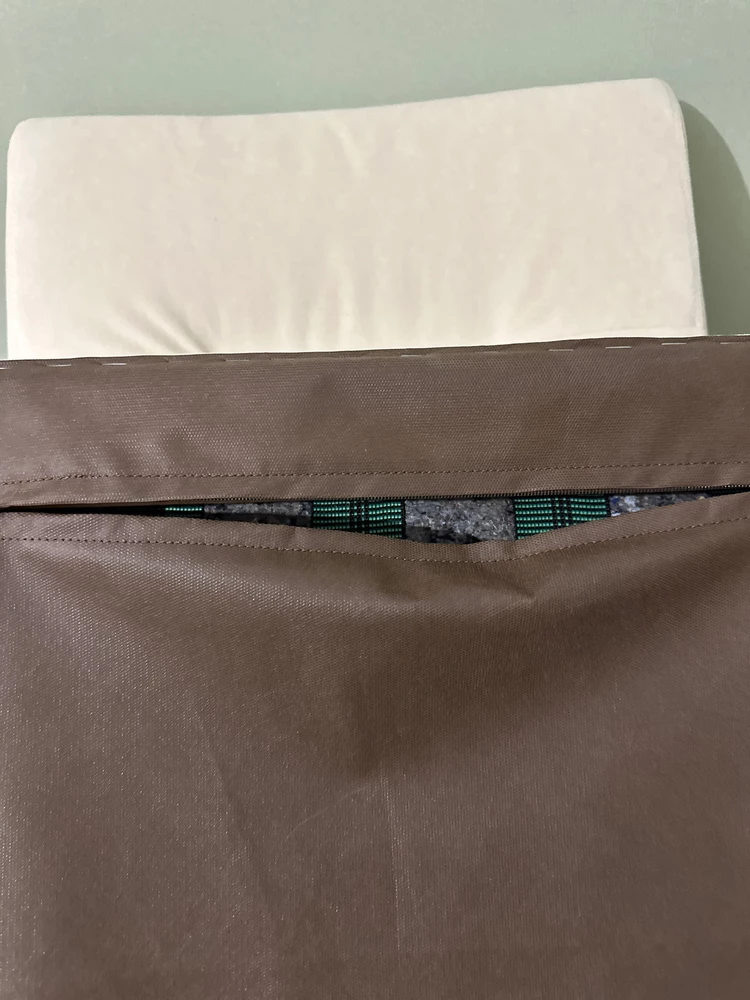 Не положили винты и заглушки. Их не было ни в сидении, ни в коробке.