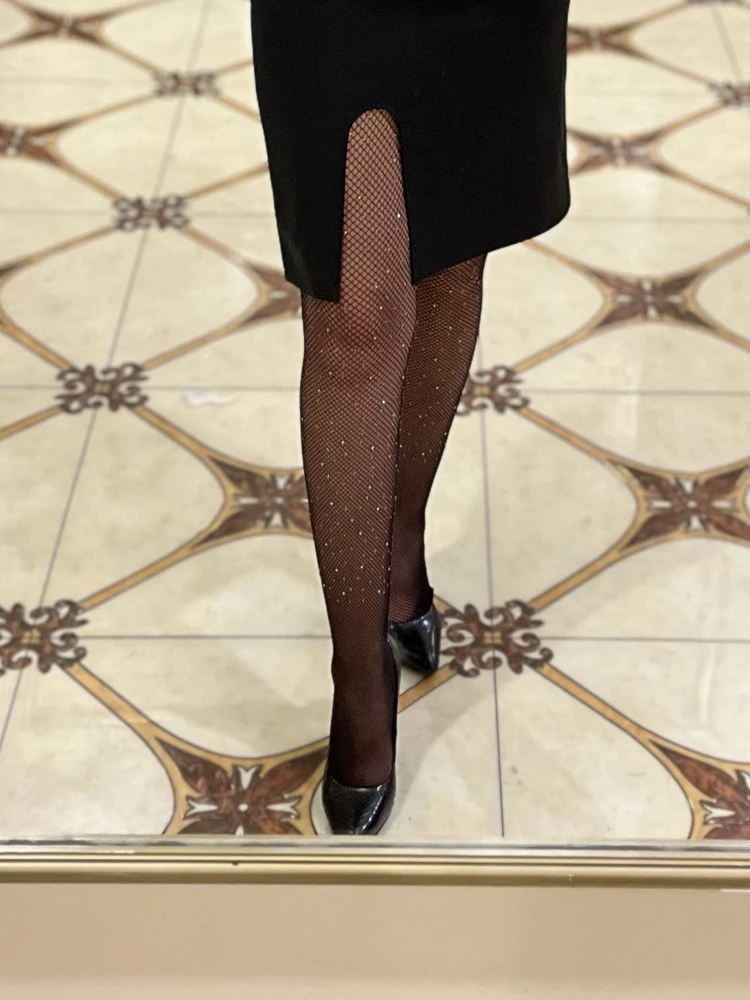 Колготки классные. Не сильно цепляются стразы. Жаль что выше щиколотки заканчивается красота)))