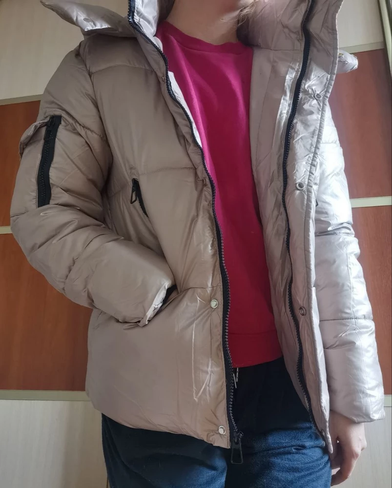 Суперскиа такая куртка-пуховик, очень тёплая, не продувает совсем, замки надёжные, карманы глубокие, на брак проверила, все хорошо, я очень довольна!