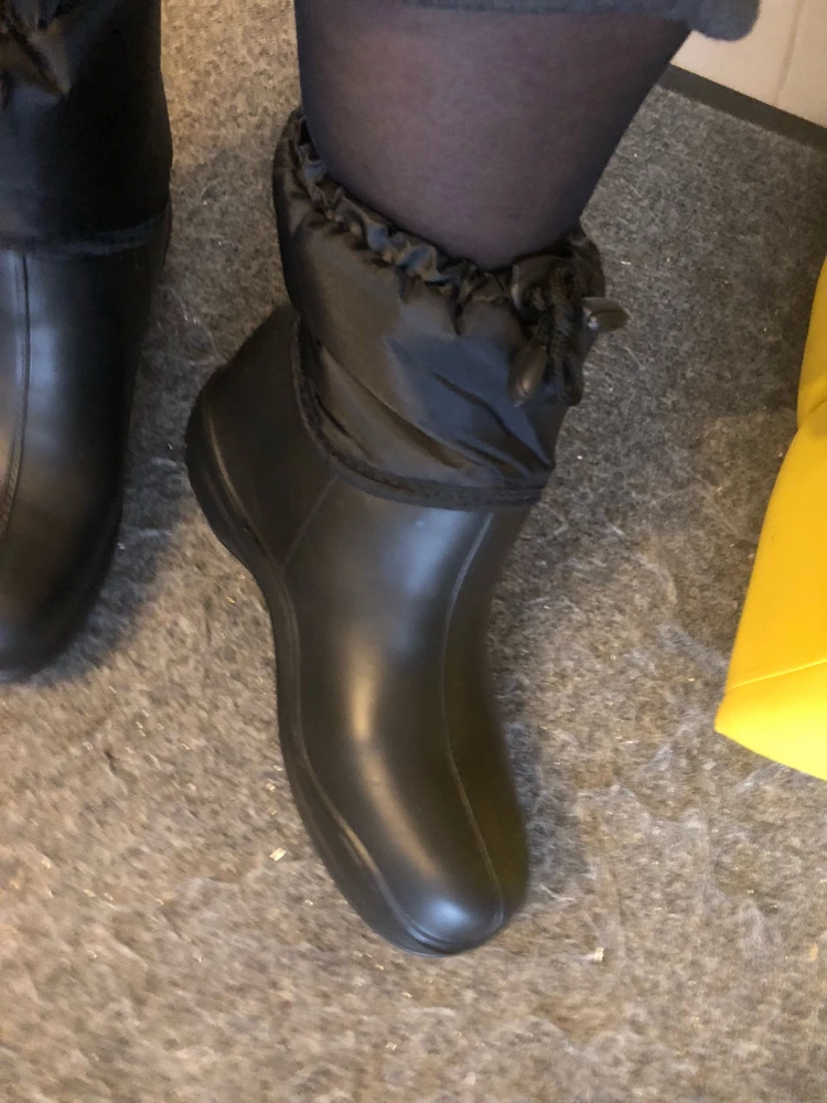 Сапожки очень понравились, сразу в них и ушла, на грязь очень хорошо, прошла по снегу- не было скользко, густой мех, широкое голенище, высокий под’ем, хорошо утягивается голенище, на мой р36, сапоги на тонкие колготы даже чуть свободно, легкие и аккуратные на ноге!покупкой довольна, посмотрим, как качество в носке!