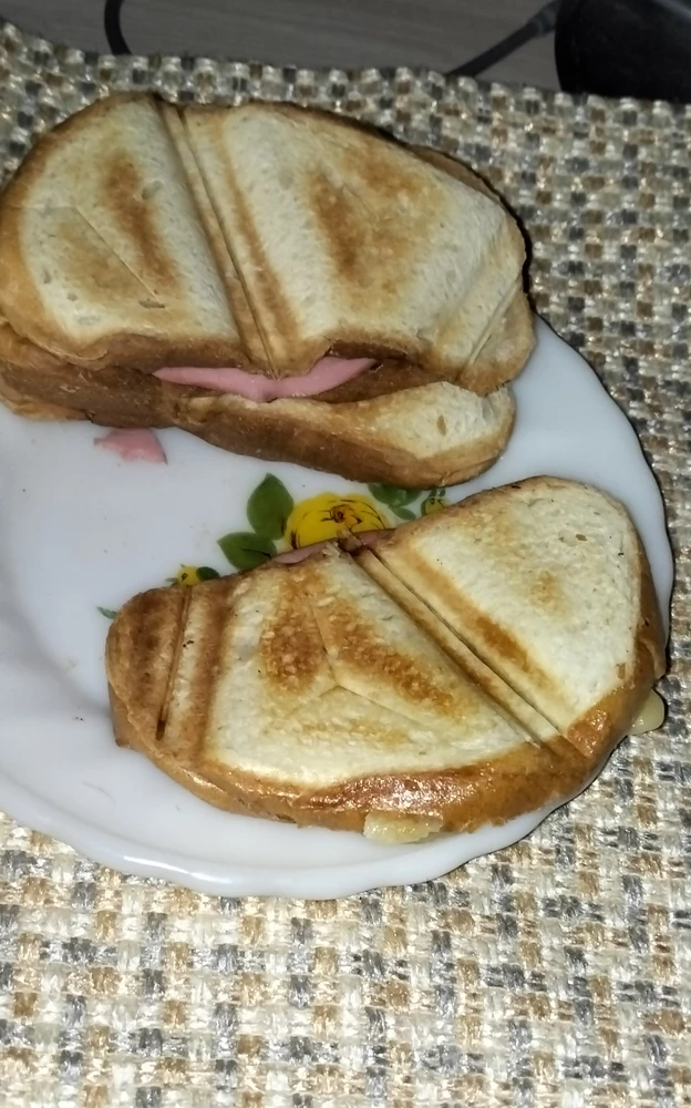 Я в ней сырники жарю))) круто! И сендвичей наделала ))
Во какие! 😆