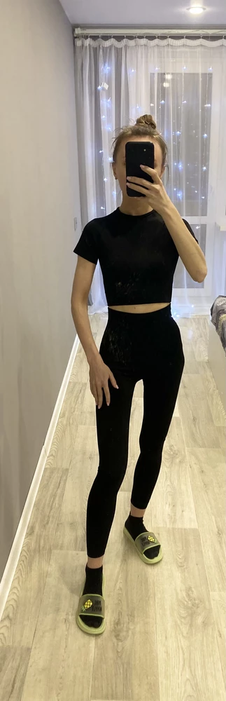 Я в восторге! Самый маленький размер s на всем вайлдберис, где не торчит резинка от лосин👍🏼 Горло узковато, но не критично. Мои параметры 74/58/83, рост 158. Костюм очень понравился