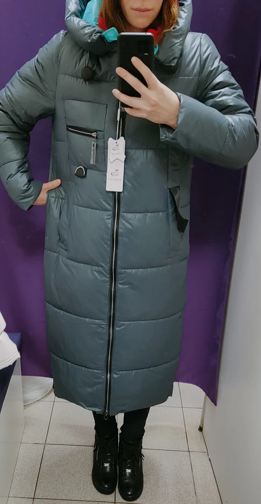 Хорошая куртка,без торчащих ниток,швы ровные, цвет как на фото. На рост 160 слишком длинная, поэтому отказ , в талии очень свободно. Размер S . Мои ог86 от67 об90 .