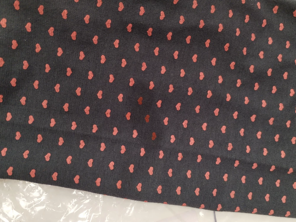 На худую девочку сели хорошо, в обяг. Но непонятное пятно на видном месте. Отказ