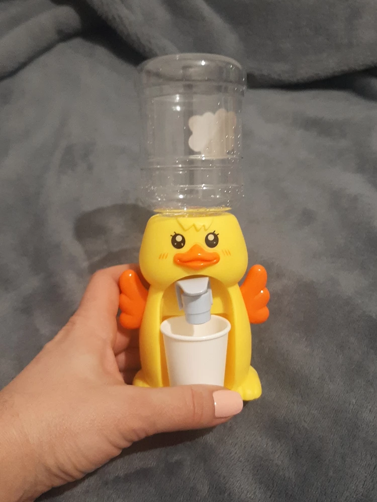 Я довольна!!!!! И даже очень!!!! Да, он меньше , чем я ожидала; но прочитав много отзывов, что приходят бумажные одноразовые стаканчики, я была рада, что этот кулер со стаканом из плотной пластмассы, даже не раздавить в руке!!!!! Проверили на ПВЗ, ничего не протекает. Поэтому стабильная 5+