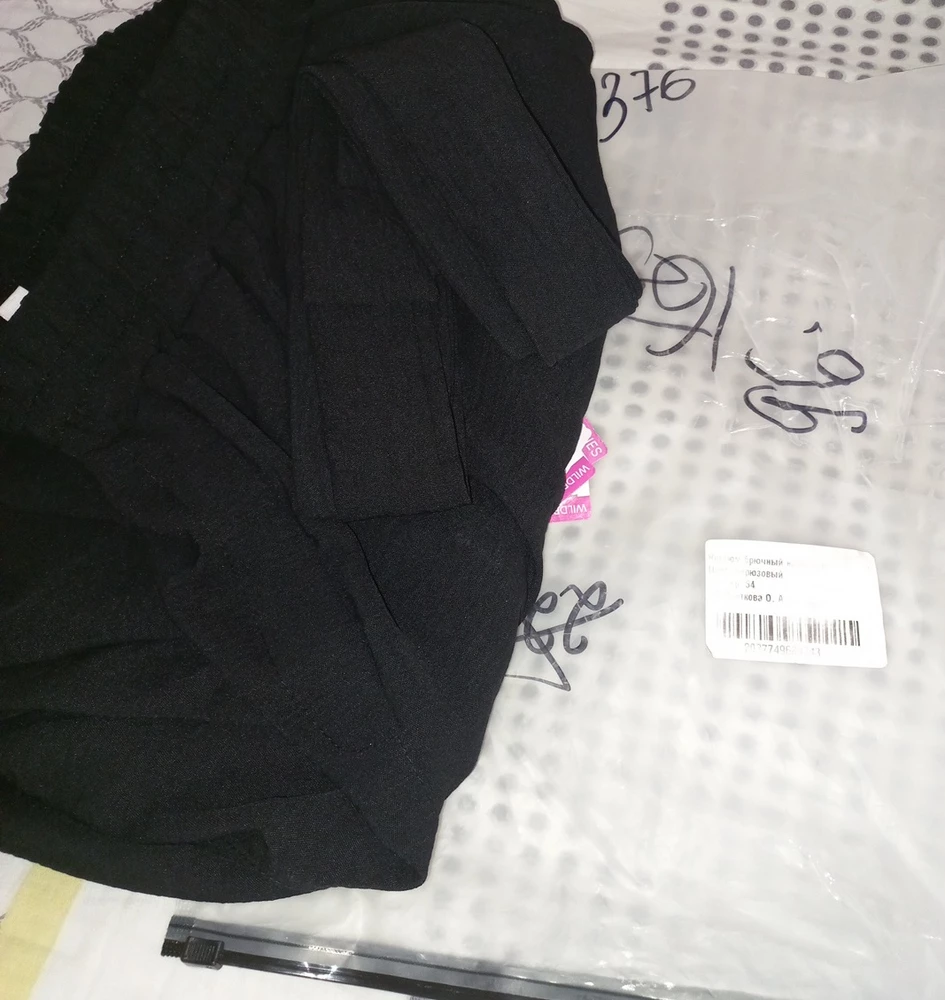 Заказала костюм, пришли брюки, ремень а блузки нету! Где блузка? Заказ принёс муж, не проверив. Заказала чёрный цвет а на бирке бирюзовый. Пакет пришёл целый, но весь замотан скотчем, как попало. Возврат.