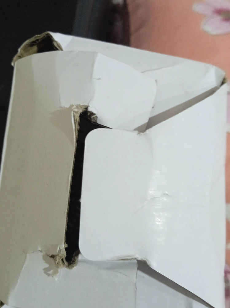 Микрофон хороший, но коробка изорвона как-будто в неë футбол играли