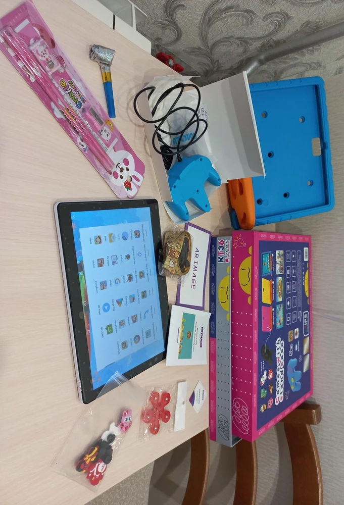 Товар пришел в хорогем состояние. Есть защитная пленка на экран, наушники проводные, зарядка, джостик и т.д. но не помню был ли указан еще стилус. Его нет здесь. Все что есть на фото. Может кто знает почему ютуб детский не загружается?