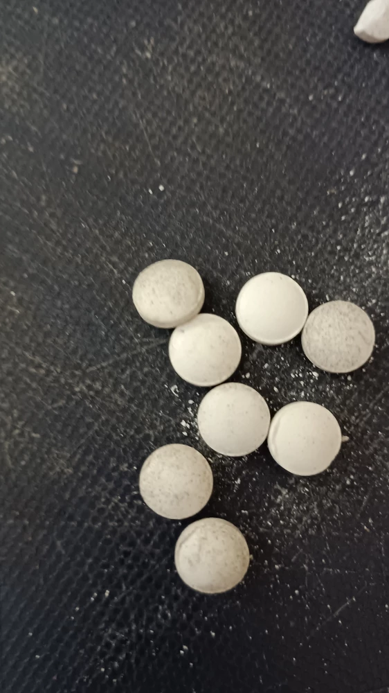 Сначала купила, потом включила мозги. Таблетки селена пришли в прозрачном пакете, с рекламным буклетом, герметично закрытые, с мембраной, целые. Запах витаминов🤷🏼♀️. Сразу заморочилась тем, что порезала все таблетки напополам. Чтобы не делать этого каждый день и не забыть, случайно не выпить двойную дозу. Не понимаю, почему не сделать таблетки в два раза меньше, одна таблетка на один приём? Таблетки оказались неоднородные, двух видов: белее и серее. Белые крошатся сильнее. К концу всех таблеток я набила руку и стала мастером в этом деле. Руками не разломить - нет линии разлома, всё ножом на глазок. Некоторые таблетки, естественно, отстреливали, падали на пол, в раковину, разлетались по столу. У меня собака и 8месячный ребенок всё пылесосят. В общем, это всё не гигиенично и не рационально. Больше брать эти витамины не стану.