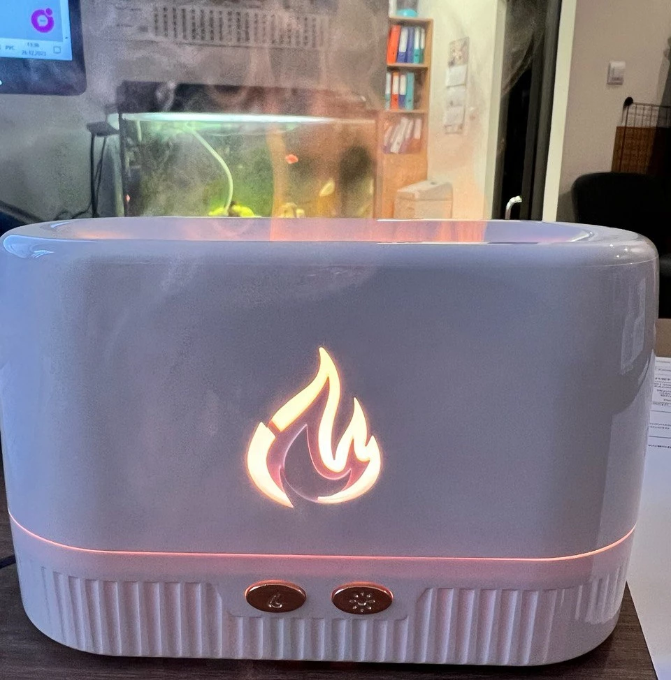 вместо черного прислали белый
всего одна подсветка
упаковка небрежно обклеена скотчем и наклейками валберис, прямо на коробке написаны цифры.
на подарок не пойдёт. Оставила себе.