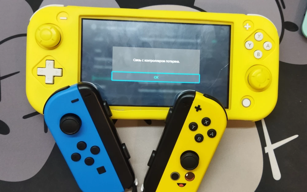 Не обновляются joy-con, а иногда вовсе отключаются. А также с жёлтого контролера не снимается ремешок, хотя с синим проблем нет!