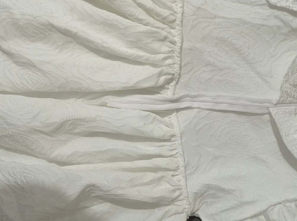 Платье красивое. Размер соответствует. Но ткань ужас синтетика, подкладка нет.