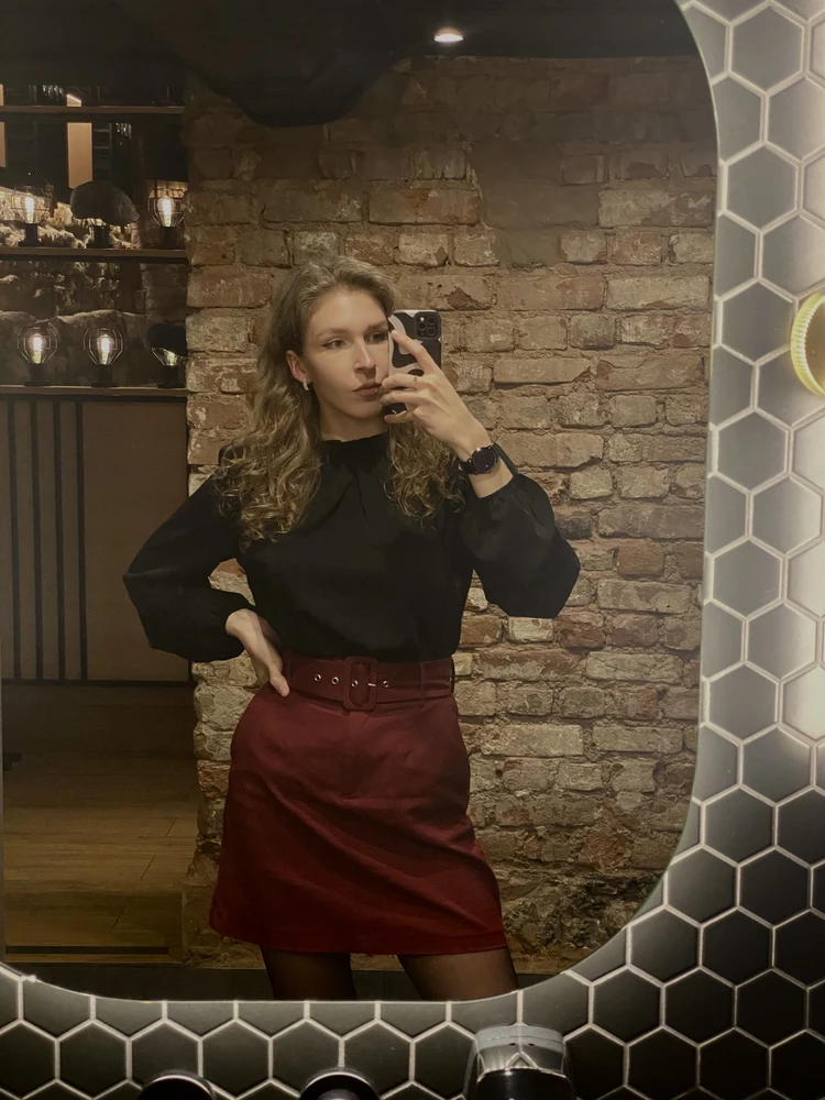 Блузка потрясающая!🫶🏻 Учитывая, что стоит меньше 1000р это просто подарок. На рост 179 длина рукава супер, комфортная свободная резинка. Ничего не просвечивает. На обхват груди 96 см подошел 48 размер. Идеально абсолютно всё!!!