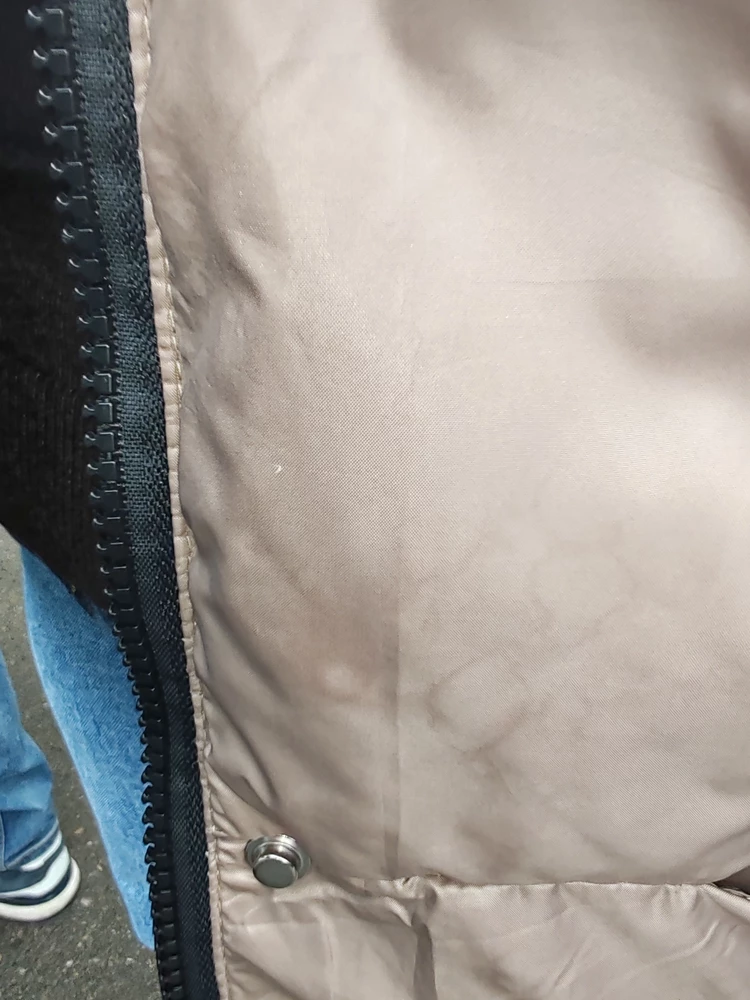 Внешне и пошив, вопросов нет, понравилась. Попала под дождь, куртка осталась вся в пятнах, промокла насквозь. Не рекомендую данную вещь. Разочарована!!