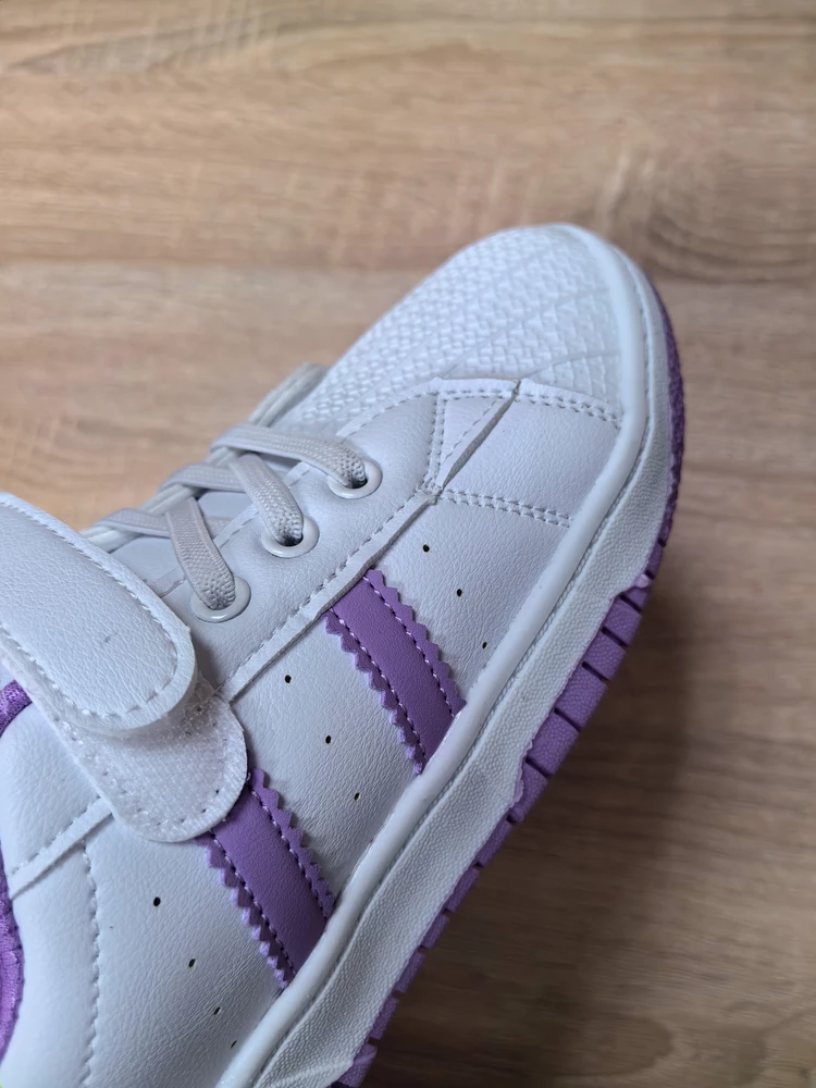 Веселый и яркий дизайн кед добавляет настроение как ребенку, так и его родителям.