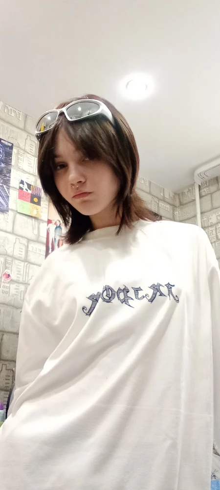 крутой конечно лонгслив, но немного не такой, как я ожидала
1. размер
у меня размер 42-44. у товара всего один размер(47-51), думала будет как мешок, но оказалось чуть меньше
2. качество
я думала что будет не такой тёплый, покупала на лето, но он оказался более мягкий и плюшевый.
эти два пункта немного огорчили, а так лонгслив полностью порадовал! принт хороший, швы аккуратные.
спасибо вам большое!! с Хэппи Нью э