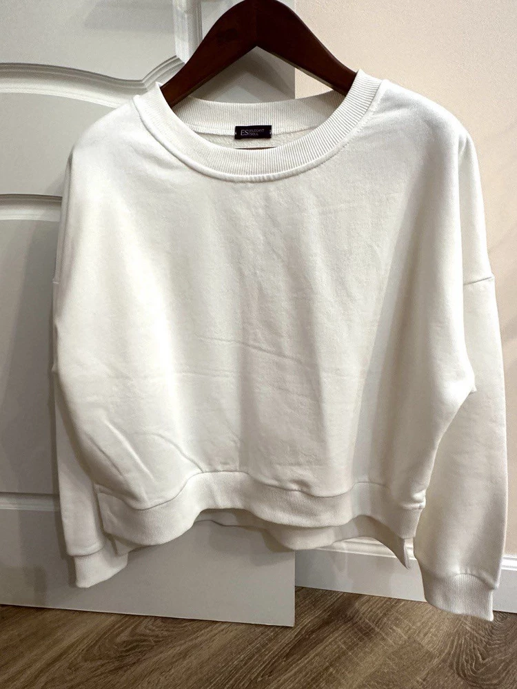 Купила белый свитшот, и хочу поделиться впечатлением. Это отличная покупка, которая сочетает а себе стиль и комфорт. Внешний вид сам шота привлекает внимание своей чистотой. Белый цвет выглядит стильно и универсально, легко сочетается с разными элементами гардероба. Мне нравиться, как он подчеркивает минимализм и придает образу свежесть.