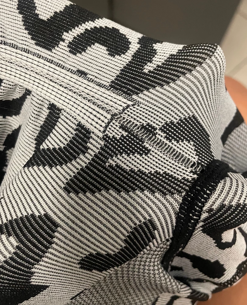 Симпатичные, но в первый же день носки пошла стрелка, денег своих не стоят