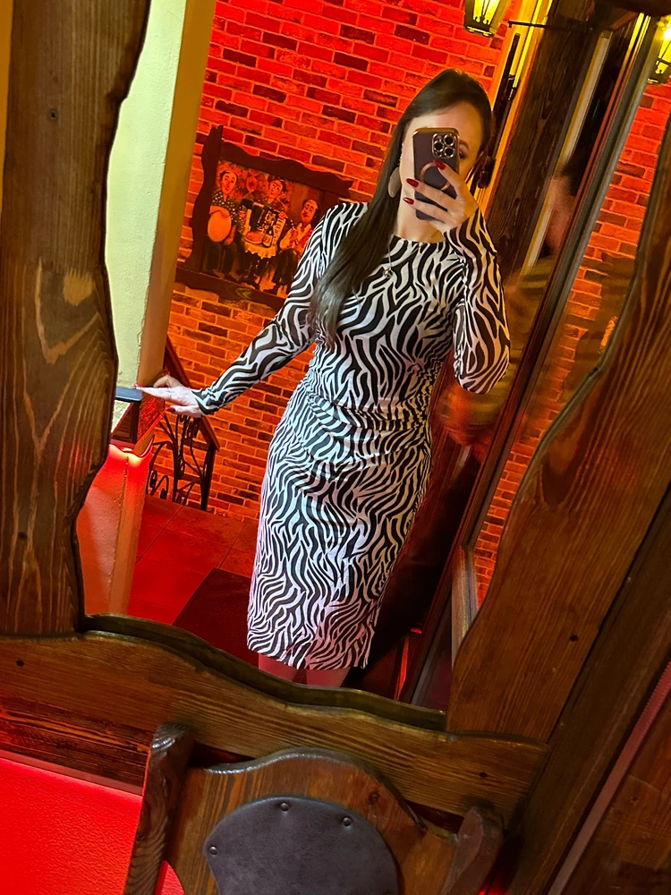 Очень довольна покупкой! Платье, что называется и в пир и в мир 😍 
Размер соответствует, огромный плюс платья, что сеточка хорошо тянется, и при этом рисунок остается на месте 😉!!!! 
Драпировка хорошо скрывает недостатки!