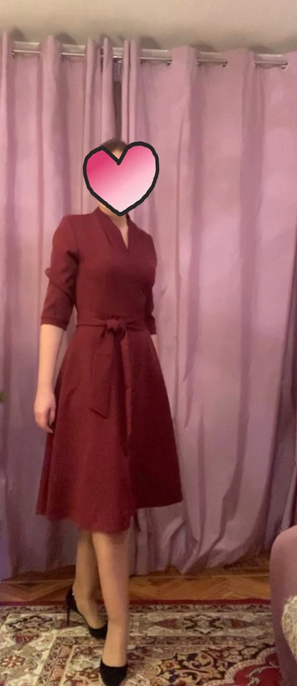 Платье полностью оправдало ожидания.
Сначала взгляд упал на актуальный цвет. Да и фасон универсальный. Решила приобрести. Хорошо «село» и ткань приятная. Мероприятий впереди много, так что я готова).