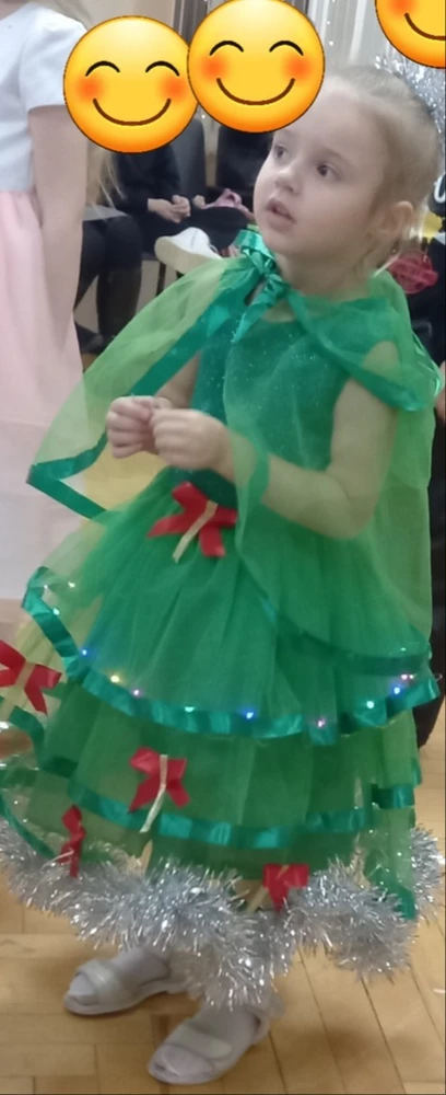 Суперское платье! Не колется и это главное! Шовчики все ровные, нитки не торчат. Длина прекрасная. Ребёнок рост 104см, платье размер 104. По ширине немного широковато нам, но мы сделали складочку, поиском закрепили и отлично! Рекомендую