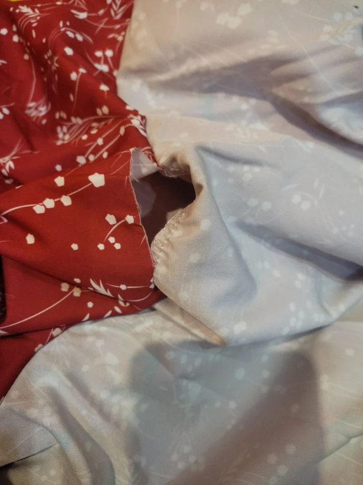 Платье красивое, но ткань не дышащая. Пришло с браком. Увидела не сразу. Когда отнесла в пункт, ещё и не приняли.