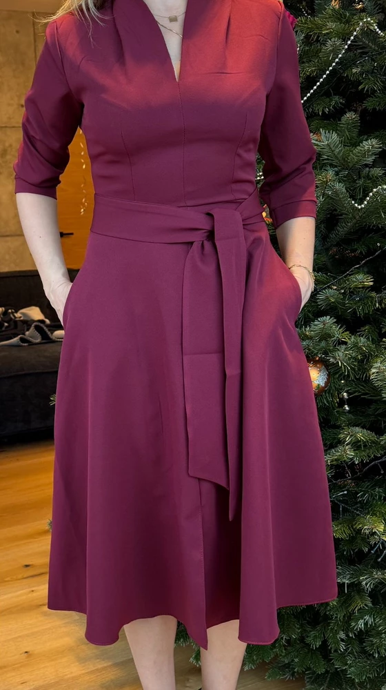 садится по фигуре хорошо , фасон худит , очень комфортно ощущается , не синтетика , приятно к телу, ткань тяжелая , струится