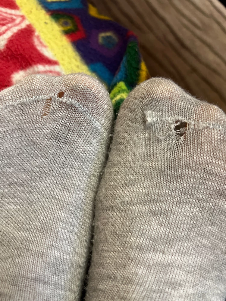 Носки ужасные, тонкие,  синтетика, сразу появилось дырки после первой носки.