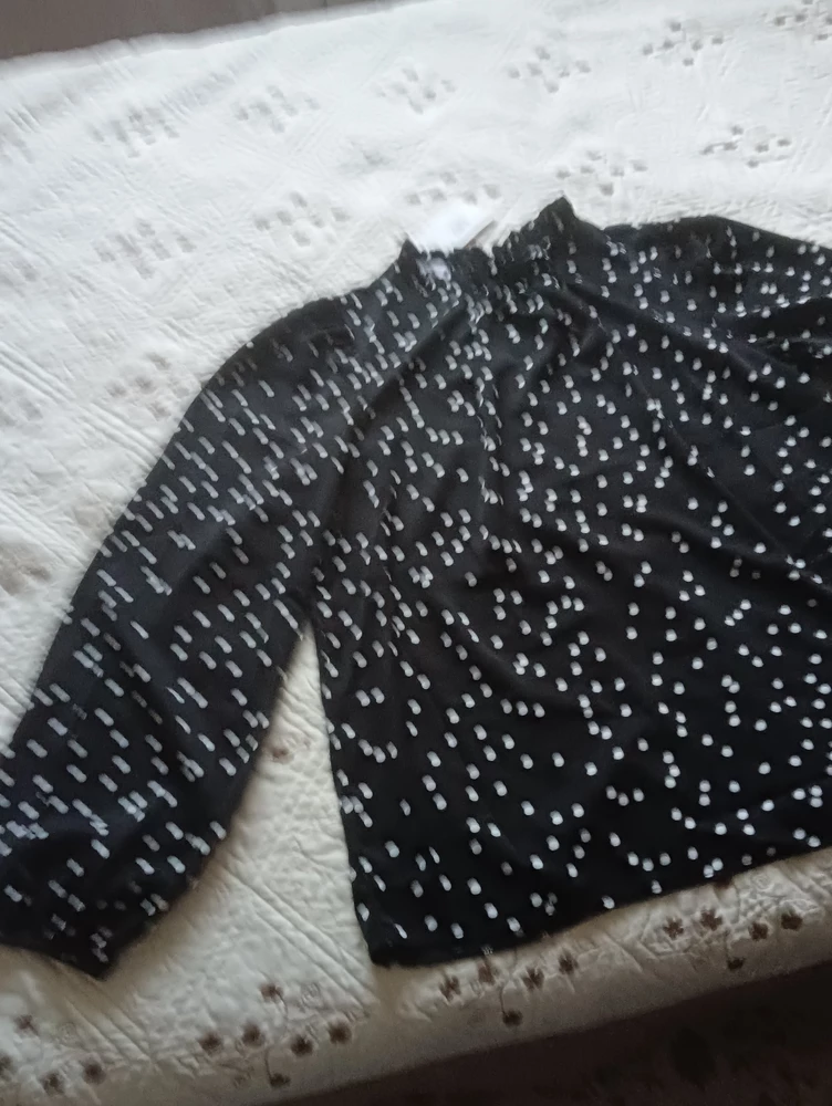 Блузка очень понравилась ,ткань мягкая ,приятная к телу ,не мнется, села отлично,брала размер в размер (52),довольна покупкой и быстрой доставкой,всего за 2 дня, обслуживание отличное,впрочем как и всегда,девочки вежливые и доброжелательные, спасибо всем и с наступающим Новым годом!!!