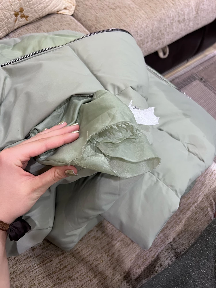 Отличный пуховик, теплый. В -20 в нем было тепло. Благодаря его длине не мерзнут ноги даже без колготок. Однако спустя месяц обнаружила, что разошелся карман и шов с внутренней стороны 😢