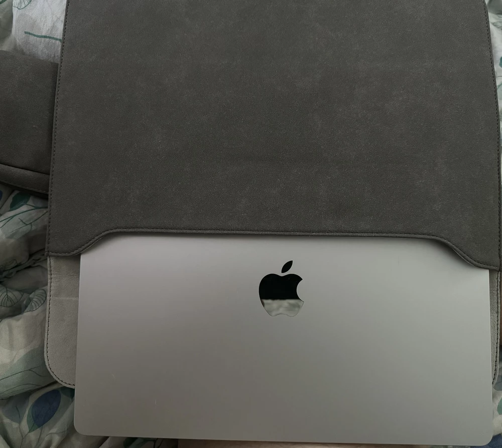 Отличный чехол, MacBook Air 15 влез отлично, материал мягкий, но кажется чехол больше заявленных размеров. Мак 15.3 дюйма, а свободного места много. Но за то залетает в него без проблем) хороший чехол, рекомендую)))