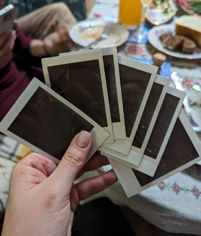 Ужасные картриджи, купили на новый год пофоткаться. В итоге просто каждая фотка в разных помещениях никакие. Не советую вообще. Страшно даже второй картридж вставлять в фотик.