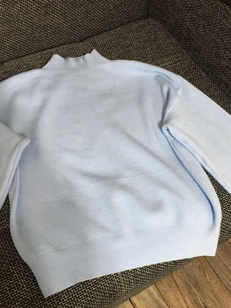 Камера не передаёт цвет, он небесно-голубой..мне понравился, выбирала между белым и голубым, выбор в пользу голубого, не устояла перед цветом😁…. Будет ли скатываться и на сколько быстро покажет время.. мягкий и сел на меня хорошо, легкий оверсайз..от меня 5 звезд😁